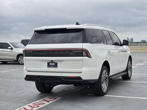 Pristine White Metallic Tri-Coat 2026 Lincoln Navigator Premiere