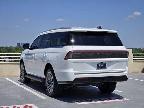 Pristine White Metallic Tri-Coat 2026 Lincoln Navigator Premiere