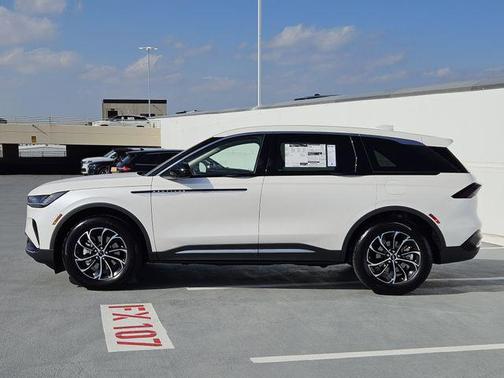 White Platinum Metallic Tri-Coat 2026 Lincoln Nautilus Premiere