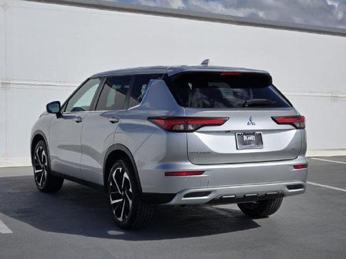 Alloy Silver Metallic 2023 Mitsubishi Outlander SE