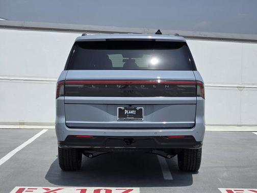 Gray Mist Metallic Tri-Coat 2026 Lincoln Navigator Reserve