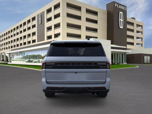 Gray Mist Metallic Tri-Coat 2026 Lincoln Navigator Reserve