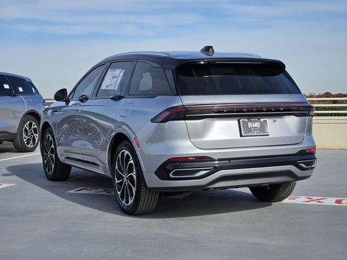 Silver Radiance Metallic Clearcoat 2026 Lincoln Nautilus Reserve