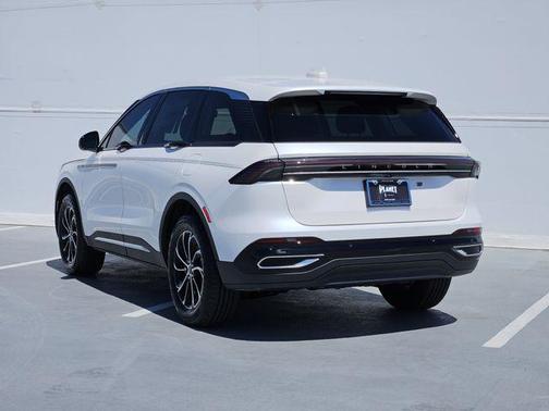 White Platinum Metallic Tri-Coat 2026 Lincoln Nautilus Premiere