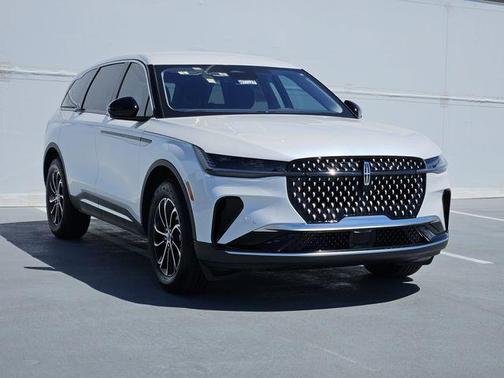 White Platinum Metallic Tri-Coat 2026 Lincoln Nautilus Premiere