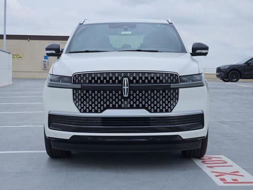 Pristine White Metallic Tri-Coat 2026 Lincoln Navigator Reserve