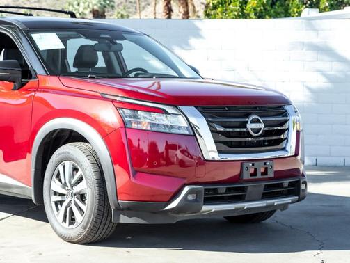 2022 Nissan Pathfinder SL