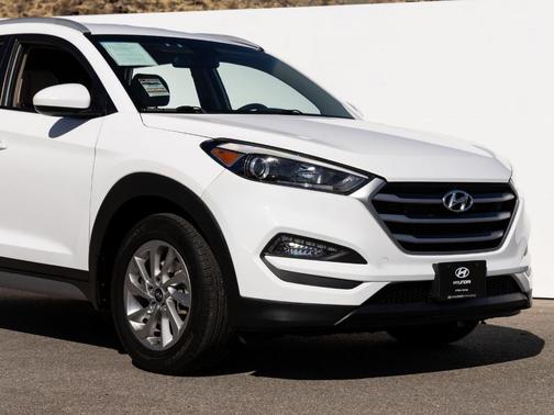 Dazzling White 2017 Hyundai TUCSON SE