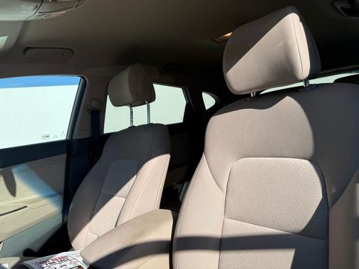 Dazzling White 2017 Hyundai TUCSON SE