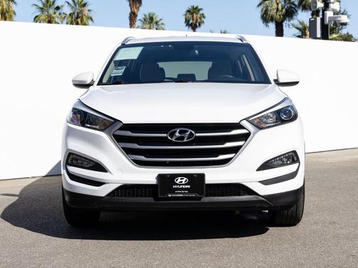 Dazzling White 2017 Hyundai TUCSON SE