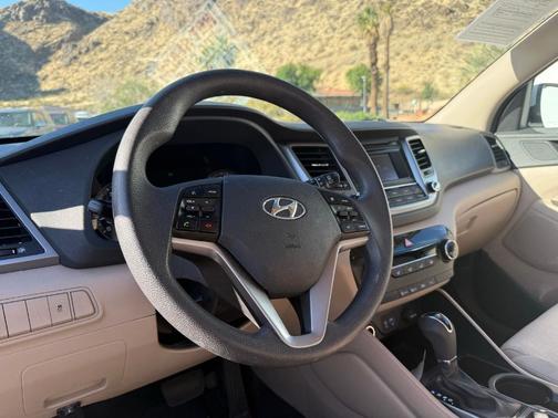 Dazzling White 2017 Hyundai TUCSON SE