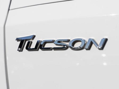 Dazzling White 2018 Hyundai TUCSON Value