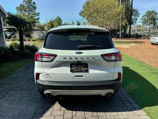 Oxford White 2022 Ford Escape SE