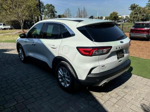 Oxford White 2022 Ford Escape SE