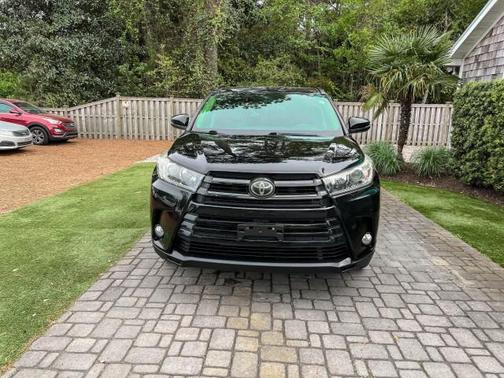 Midnight Black Metallic 2018 Toyota Highlander SE