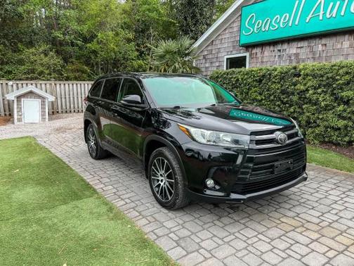 Midnight Black Metallic 2018 Toyota Highlander SE