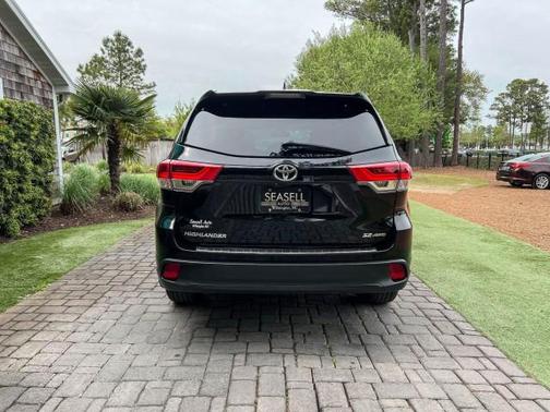 Midnight Black Metallic 2018 Toyota Highlander SE
