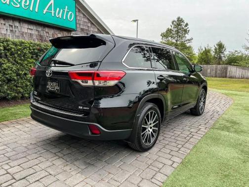 Midnight Black Metallic 2018 Toyota Highlander SE