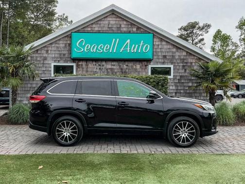 Midnight Black Metallic 2018 Toyota Highlander SE