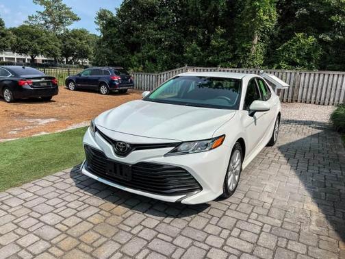 Super White 2018 Toyota Camry LE
