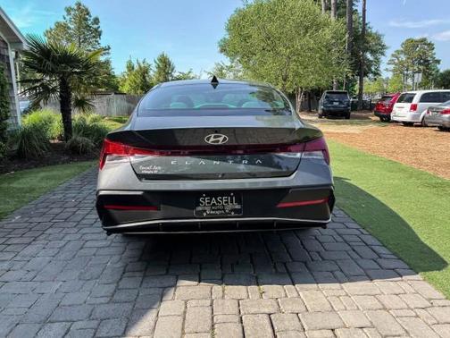 2024 Hyundai ELANTRA SE