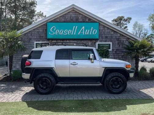 White/Titanium Metallic 2008 Toyota FJ Cruiser Base SUV