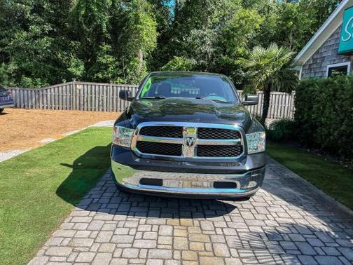 Diamond Black Crystal Pearlcoat 2019 RAM 1500 Tradesman