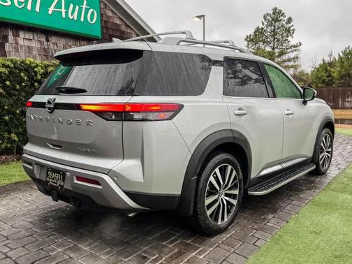 2025 Nissan Pathfinder Platinum FWD