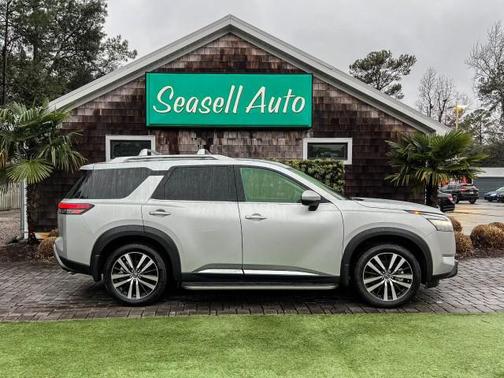 Brilliant Silver Metallic 2025 Nissan Pathfinder Platinum FWD SUV