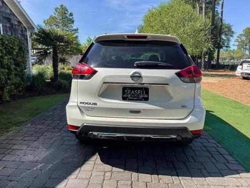 Pearl White 2017 Nissan Rogue SL
