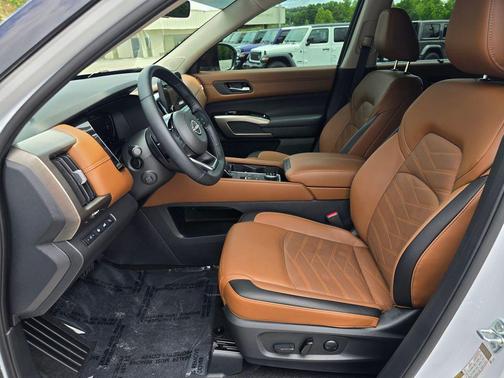 Everest White Pearl Tricoat/Super Black 2025 Nissan Pathfinder Platinum 4WD