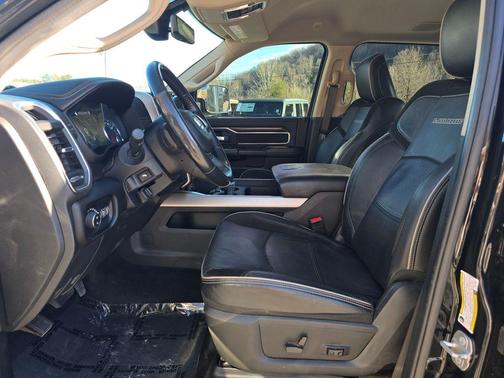 2022 RAM 3500 Laramie Crew Cab 4x4 8' Box