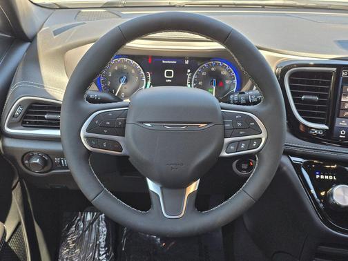 Bright White Clearcoat 2027 Chrysler Pacifica L