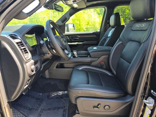 Diamond Black Crystal Pearlcoat 2026 RAM 1500 RHO Crew Cab 4x4 5'7' Box