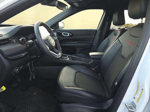 Bright White Clearcoat 2024 Jeep Compass Trailhawk