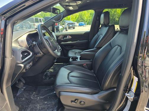 Diamond Black Crystal Pearlcoat 2025 Chrysler Pacifica L