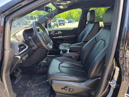 Diamond Black Crystal Pearlcoat 2025 Chrysler Pacifica L