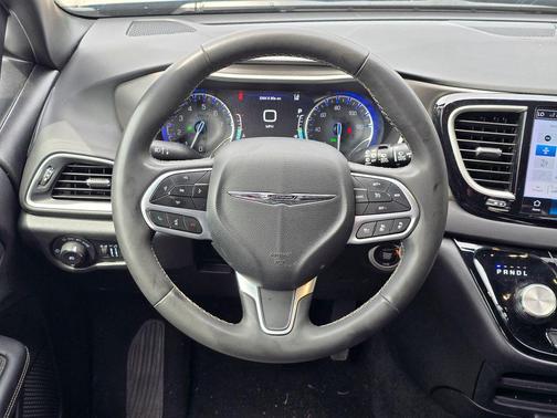 Diamond Black Crystal Pearlcoat 2025 Chrysler Pacifica L