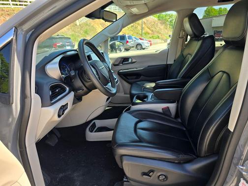 Ceramic Gray Clearcoat 2023 Chrysler Pacifica Touring L