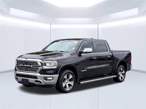 Diamond Black Crystal Pearlcoat 2019 RAM 1500 Laramie