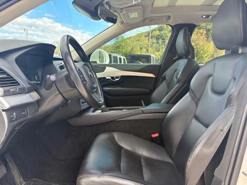 2018 Volvo XC90 T5 Momentum