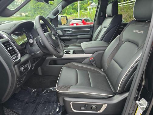 Diamond Black Crystal Pearlcoat 2026 RAM 1500 Laramie