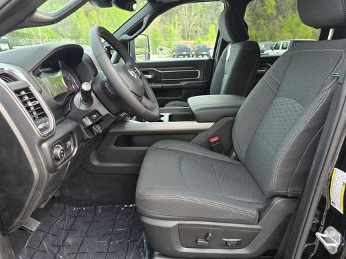 Diamond Black Crystal Pearlcoat 2026 RAM 3500 Big Horn Crew Cab 4x4 8' Box