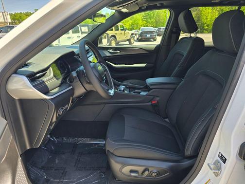 Bright White Clearcoat 2026 Jeep Grand Cherokee Altitude