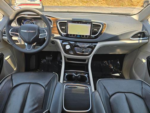 Bright White Clearcoat 2024 Chrysler Pacifica Limited