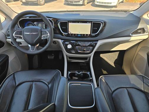 Bright White Clearcoat 2024 Chrysler Pacifica Limited