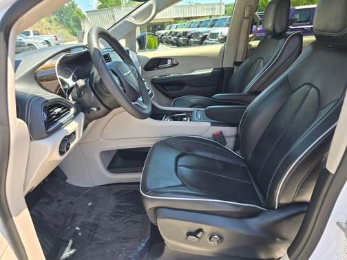 Bright White Clearcoat 2024 Chrysler Pacifica Limited
