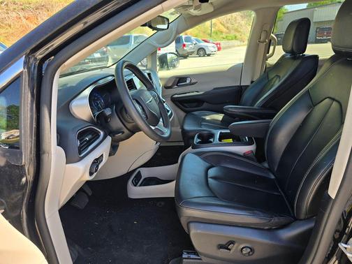 Brilliant Black Crystal Pearlcoat 2023 Chrysler Pacifica Touring L