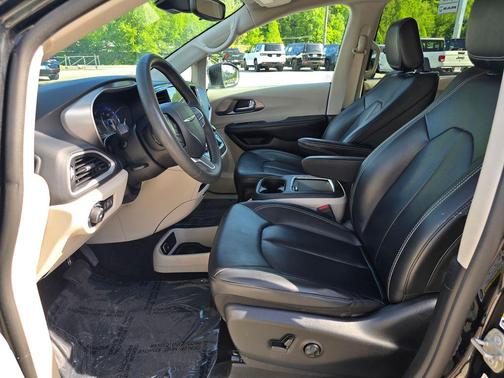 Brilliant Black Crystal Pearlcoat 2023 Chrysler Pacifica Touring L