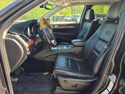 Brilliant Black Crystal Pearlcoat 2013 Jeep Grand Cherokee Overland